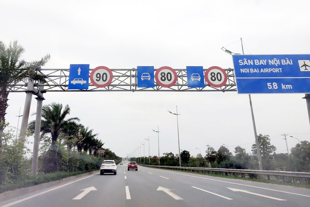 Khi di chuyển trên cao tốc, tài xế nên quan sát biển báo và vạch kẻ đường.