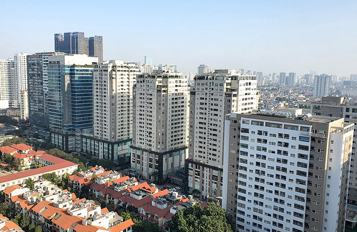 hình ảnh các tòa nhà cao tầng san sát nhau, xen kẽ nhà ở thấp tầng
