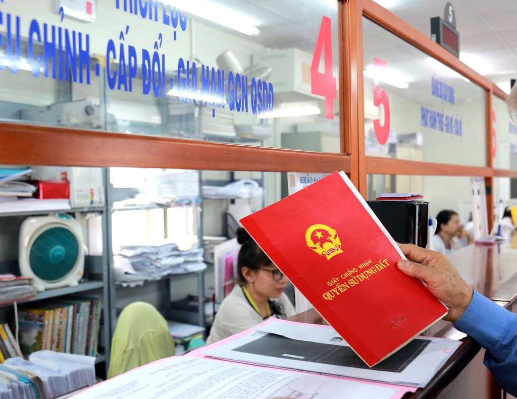 Điều kiện làm sổ đỏ cho đất có giấy tờ thường phức tạp hơn so với đất có giấy tờ.