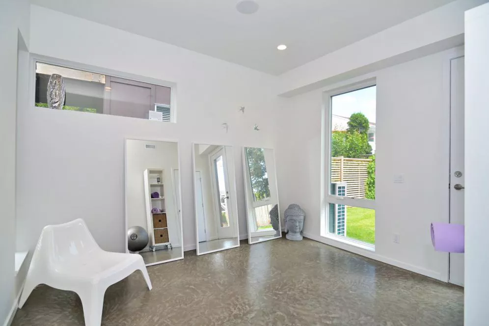 ph&ograve;ng tập thể dục tại nh&agrave; to&agrave;n m&agrave;u trắng c&oacute; gương