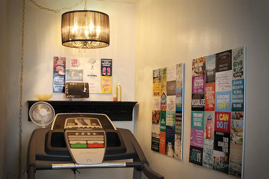 m&aacute;y chạy bộ đặt trong g&oacute;c, nhiều s&aacute;ch vở m&agrave;u sắc