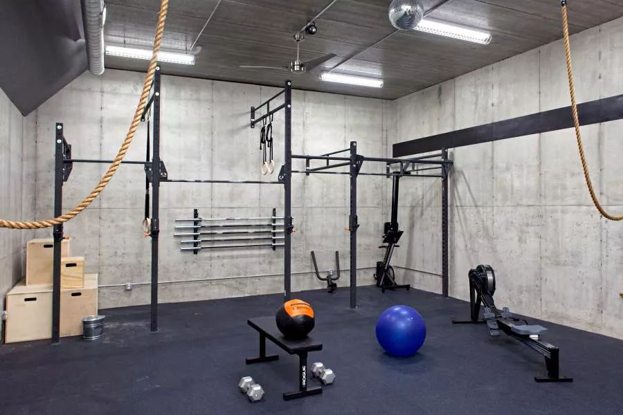 ph&ograve;ng tập với tường b&ecirc; t&ocirc;ng th&ocirc; mộc