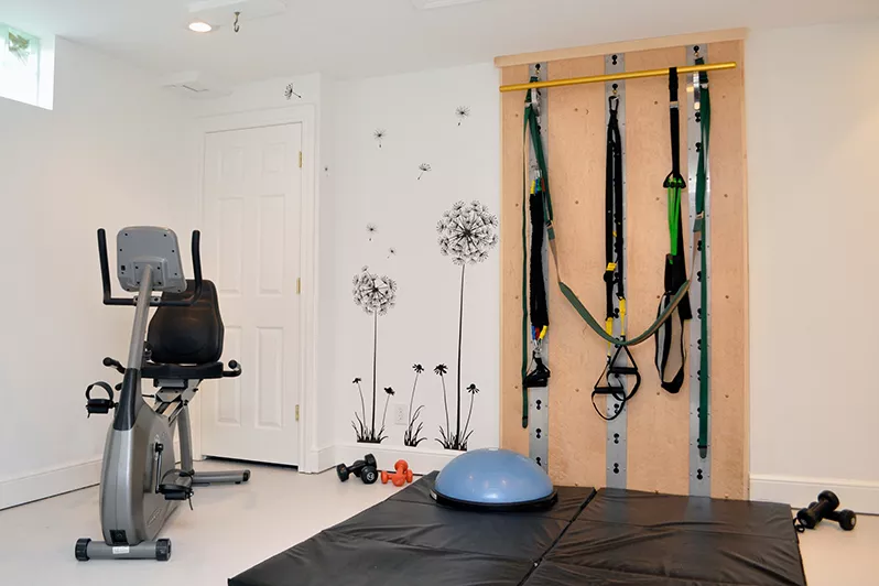 Bạn c&oacute; thể tận dụng c&aacute;c bức tường trống để bố tr&iacute; thiết bị luyện tập tại nh&agrave;, đặc biệt l&agrave; đối với những kh&ocirc;ng gian chật hẹp, v&igrave; ch&uacute;ng kh&ocirc;ng y&ecirc;u cầu thiết bị cồng kềnh. 