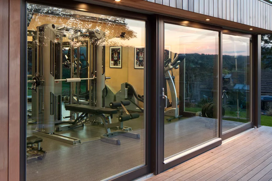 Ph&ograve;ng tập thể dục với tường k&iacute;nh trong suốt