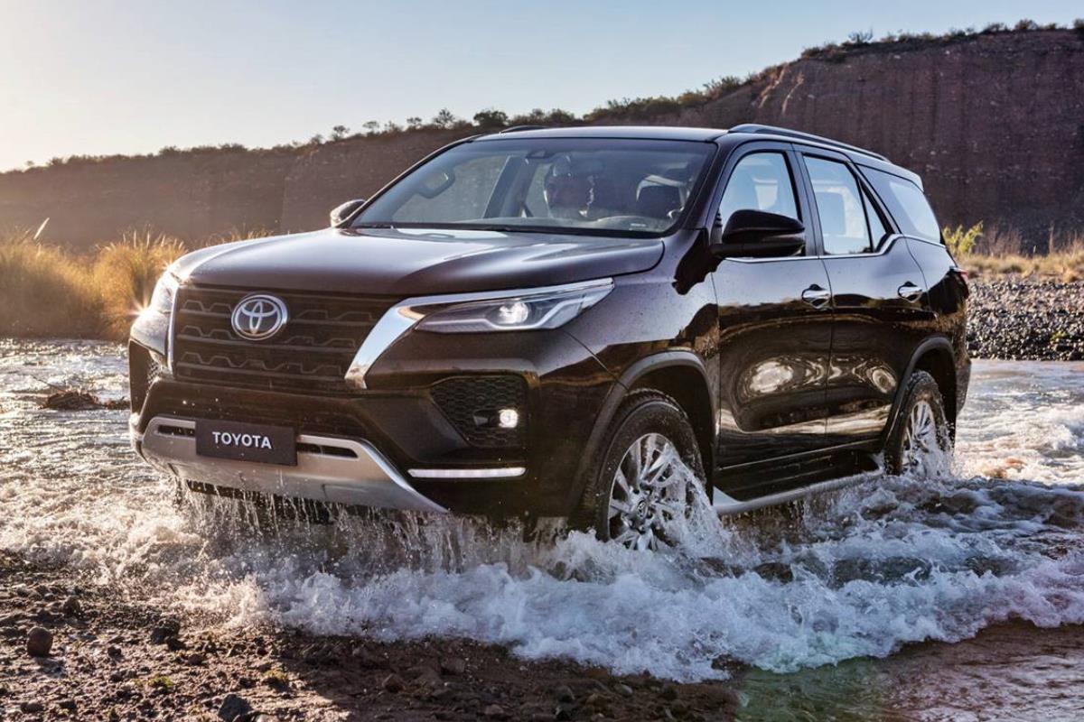 Toyota SW4 bạc mặt trước