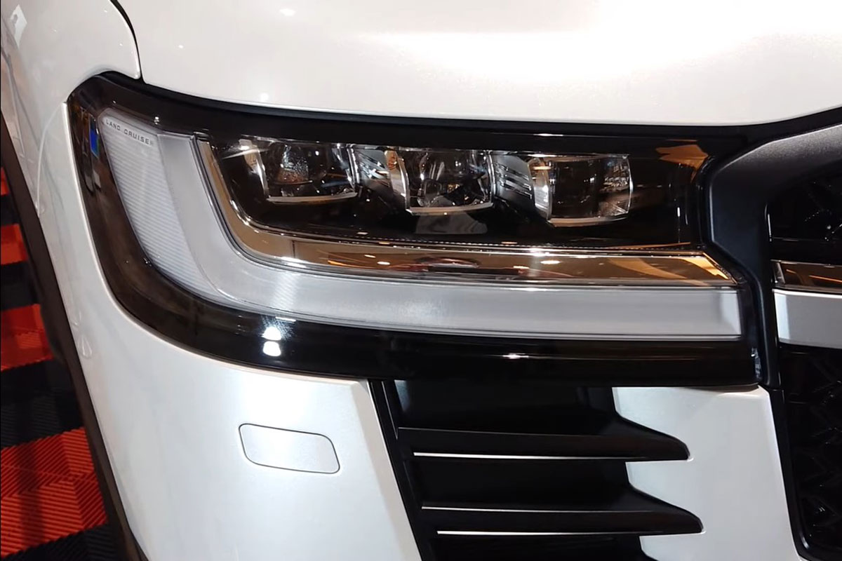 Toyota Land Cruiser 2022 lần đầu lộ diện ngoài đời thực tại Việt Nam, có gì hấp dẫn? a3