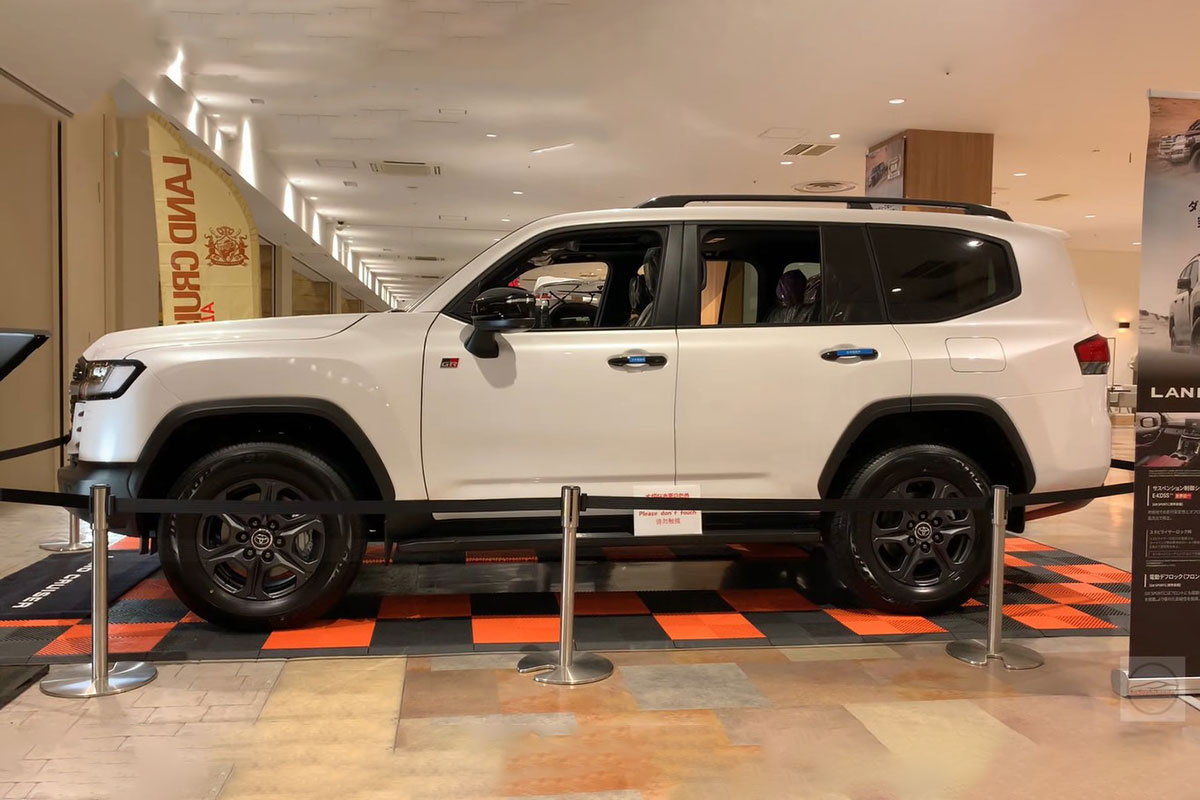 Toyota Land Cruiser 2022 lần đầu lộ diện ngoài đời thực tại Việt Nam, có gì hấp dẫn? a5