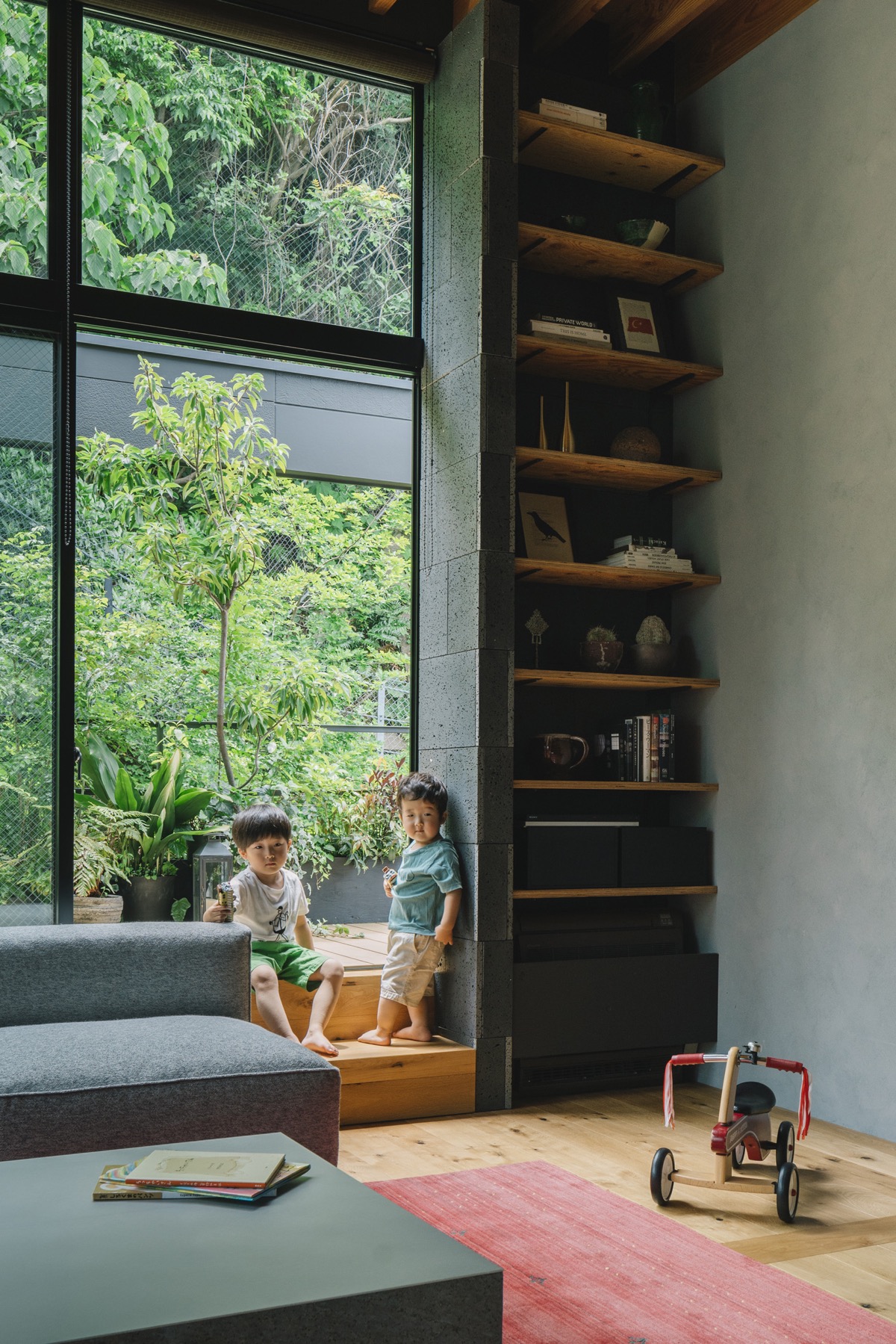 Kệ lưu trữ cao kịch trần cung cấp nhiều kh&ocirc;ng gian cho s&aacute;ch v&agrave; đồ trang tr&iacute;.