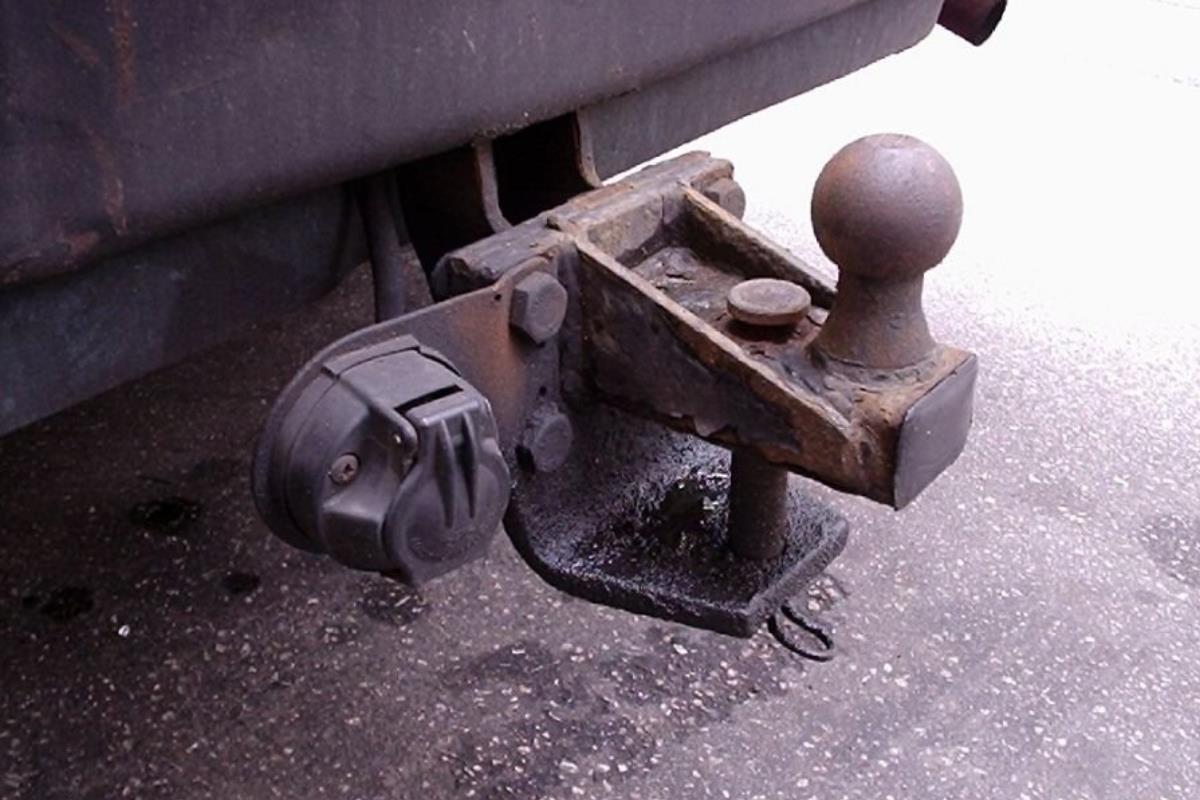 xe vẫn còn rơ móc mặc dù chẳng kéo theo vật gì