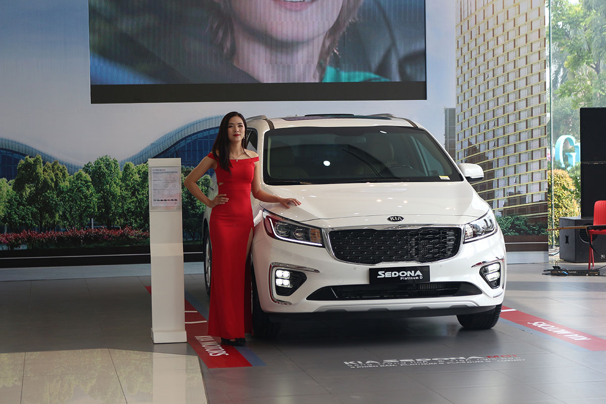 Kia Sedona hỗ trợ 30 triệu đồng v&agrave; qu&agrave; tặng camera h&agrave;nh tr&igrave;nh cao cấp c&ugrave;ng bảo hiểm vật chất. 1