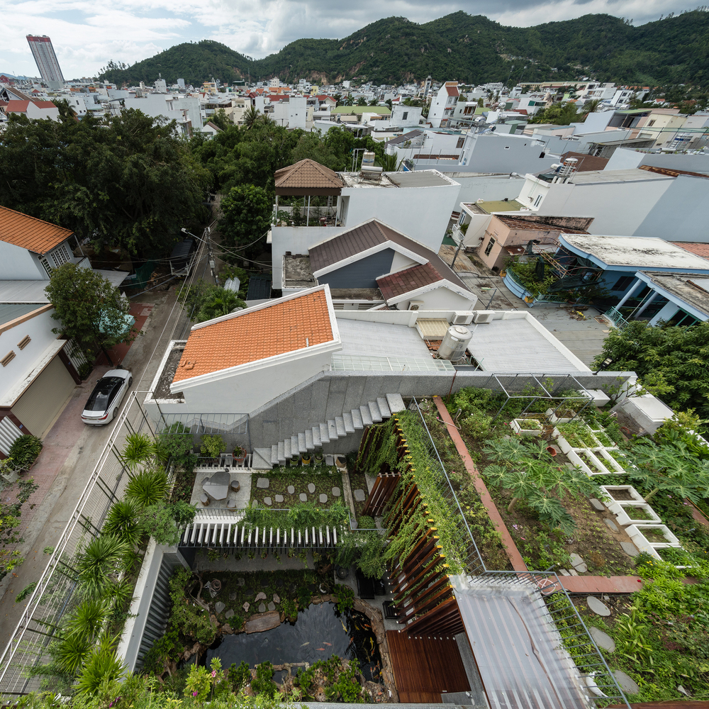 to&agrave;n cảnh khu vườn tr&ecirc;n m&aacute;i ng&ocirc;i nh&agrave; ở Nha Trang