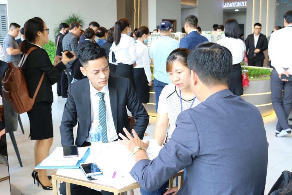 M&ocirc;i giới bất động sản tư vấn b&aacute;n nh&agrave; đất