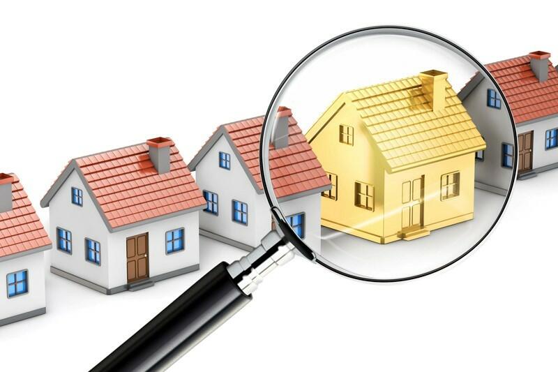 hình ảnh các mô hình nhà, kính lúp soi vào ngôi nhà màu vang