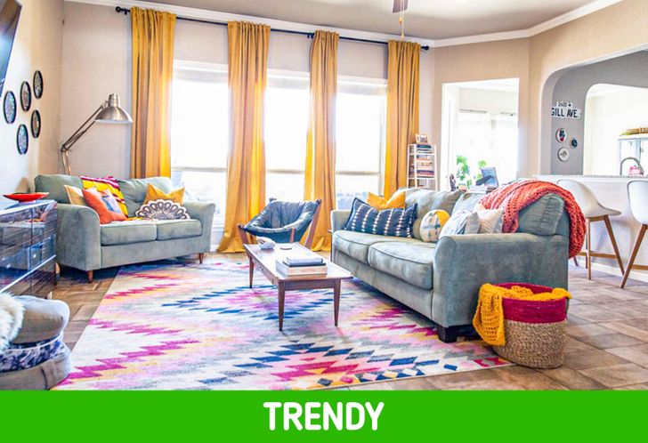 phòng khách rộng rãi với sofa màu xám, rèm cửa dài màu vàng