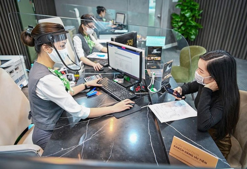 Làm việc với ngân hàng để thảo luận về điều kiện, hồ sơ xin giảm lãi suất