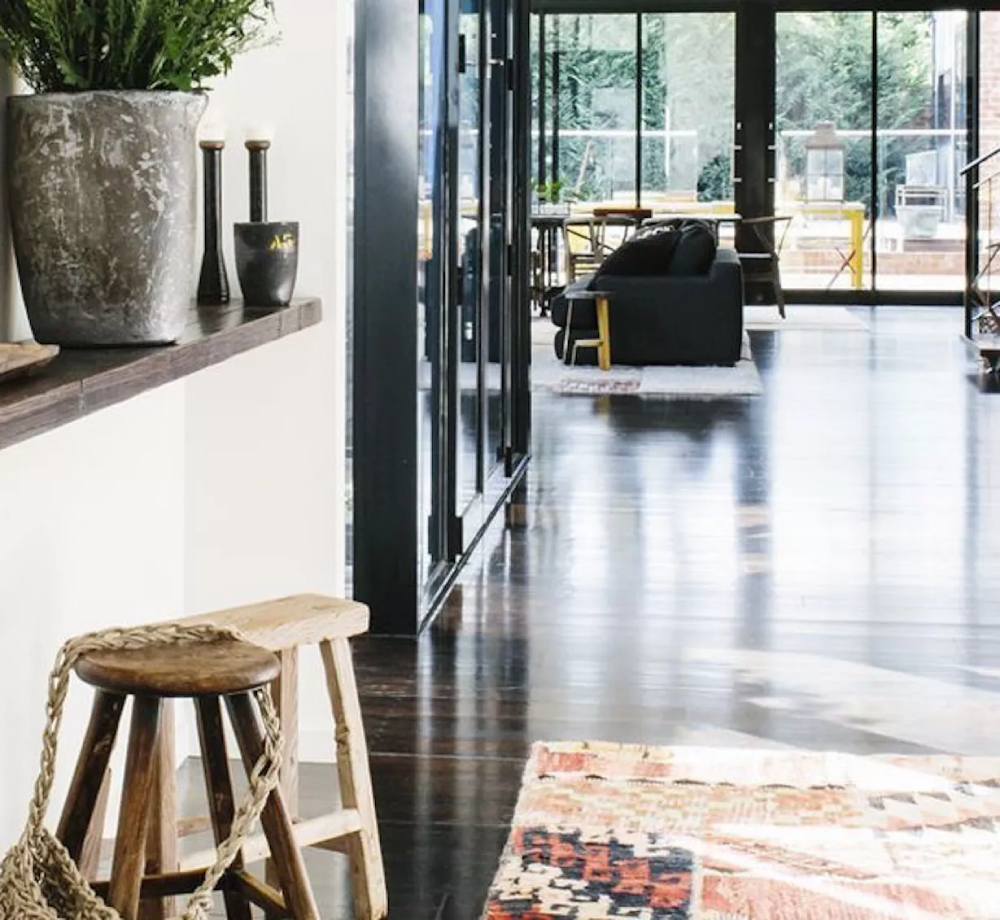 Có nhiều cách khắc phục lỗi phong thủy cửa trước thẳng hàng với cửa sau. Phòng khách mở