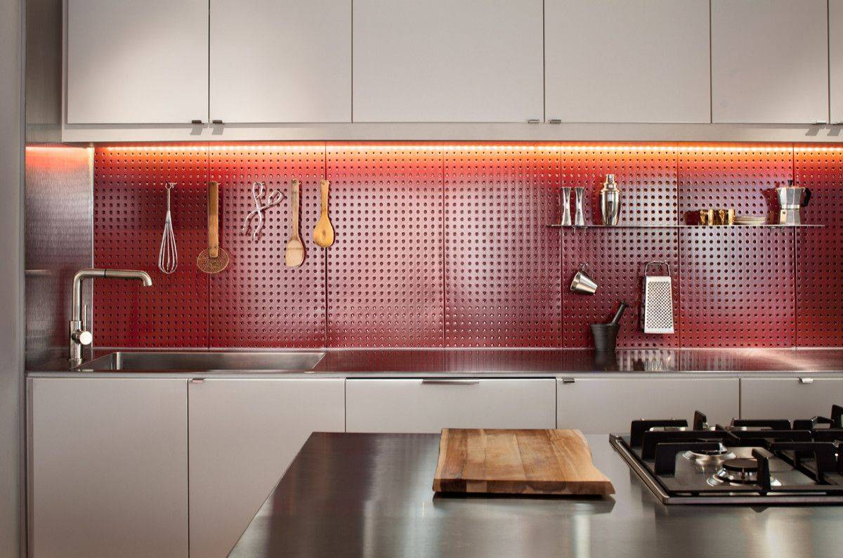 Backsplash gắn bảng ghim m&agrave;u đỏ tươi tắn vừa cung cấp kh&ocirc;ng gian lưu trữ tiện dụng, vừa tạo điểm nhấn h&uacute;t mắt cho ph&ograve;ng bếp nhỏ. 