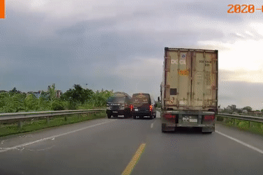 Đi qu&aacute; gần với c&aacute;c xe b&ecirc;n cạnh.