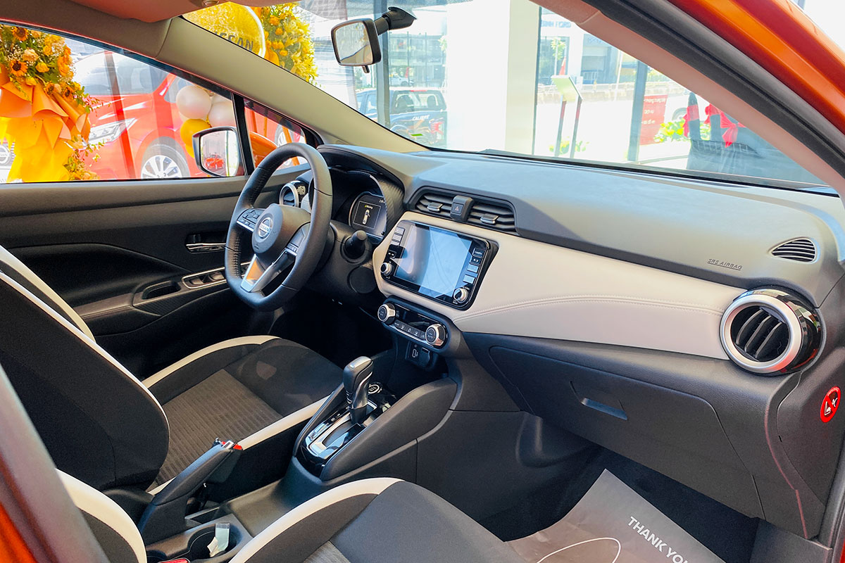Khoang l&aacute;i của Nissan Almera 2021.