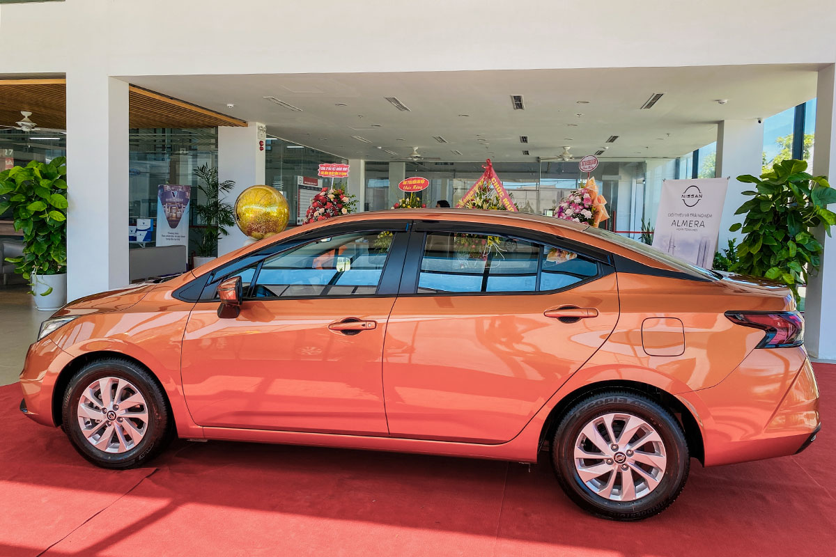 Th&acirc;n xe Nissan Almera 2021.