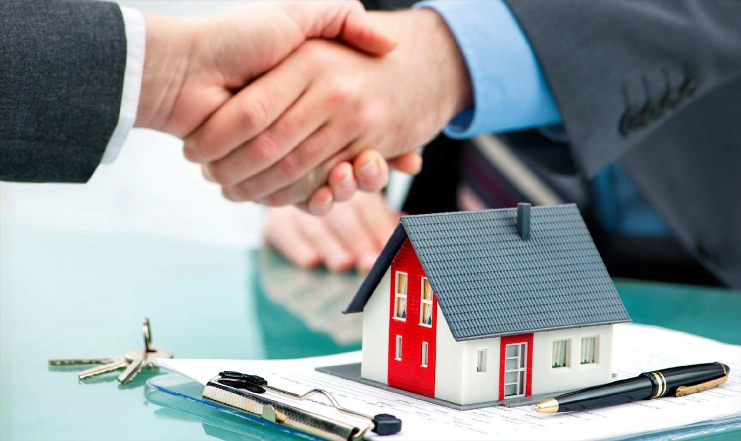 hình ảnh bắt tay giao dịch, phía dưới là mô hình ngôi nhà