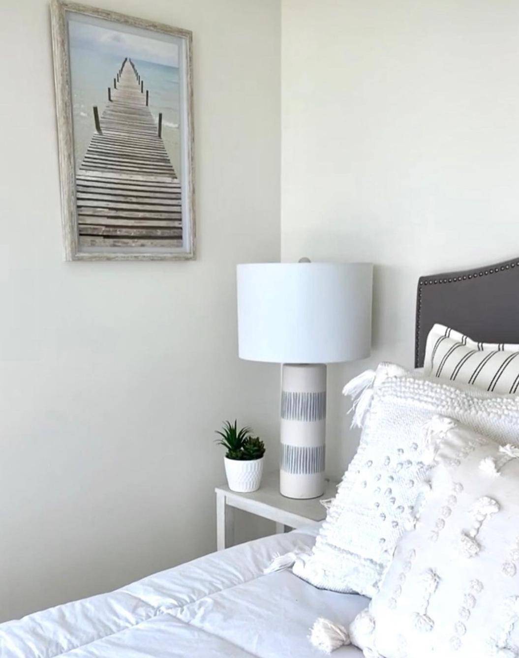 Tác phẩm nghệ thuật xua tan vẻ đơn điệu, trống trải của bức tường phòng ngủ.