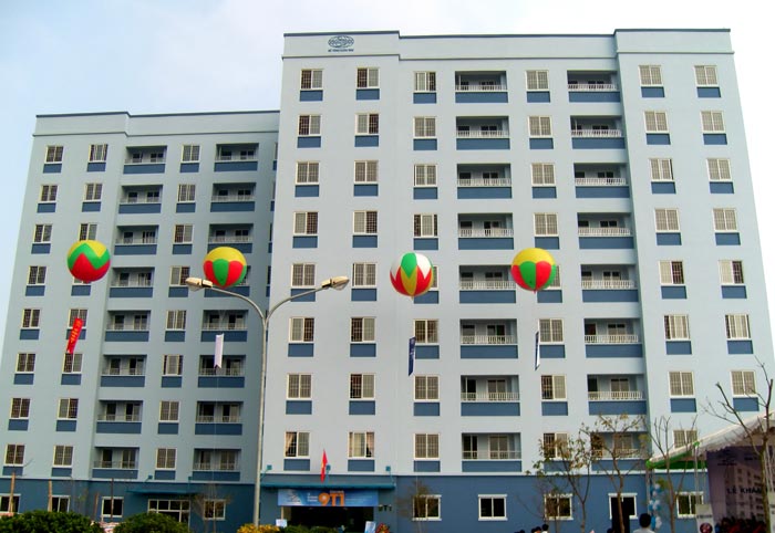 cận cảnh mặt bên tòa nhà cao tầng đã hoàn thiện, bóng bay nhiều màu sắc