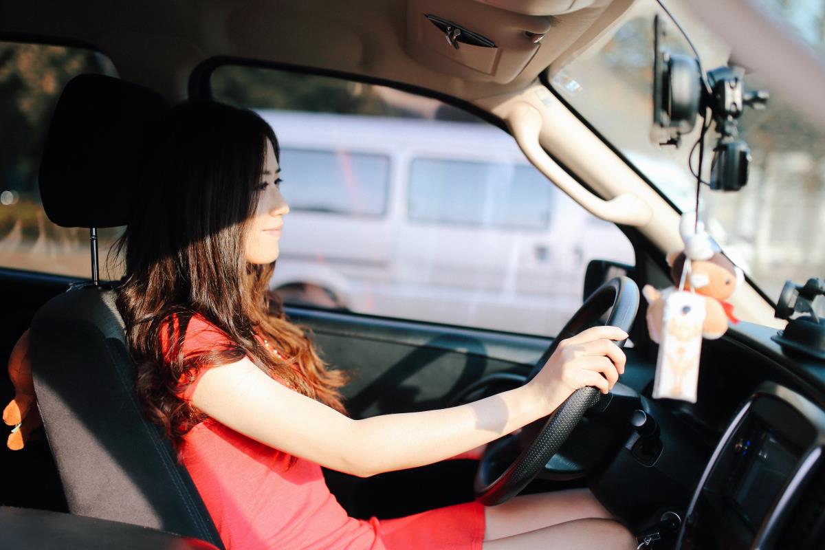 lái xe dưới trời nắng nóng
