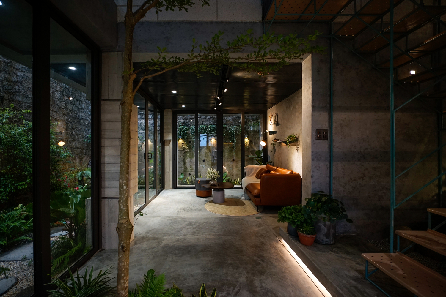 Với hệ cửa kính trong suốt cao rộng, tầm nhìn được mở rộng tối đa, xóa mờ ranh giới giữa tầng trệt ngôi nhà với cảnh quan bên ngoài.