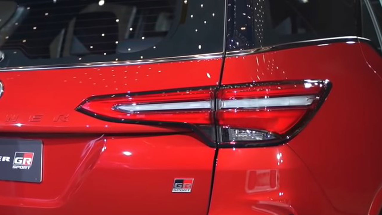 Bóc tem thực tế Toyota Fortuner GR Sport 2021 vừa ra mắt a7