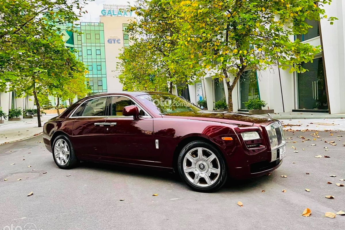 Rolls-Royce Ghost 2011 đã được một showroom nhân tại Hà Nội chào bán với mức giá khá "hời" trên sàn xe cũ