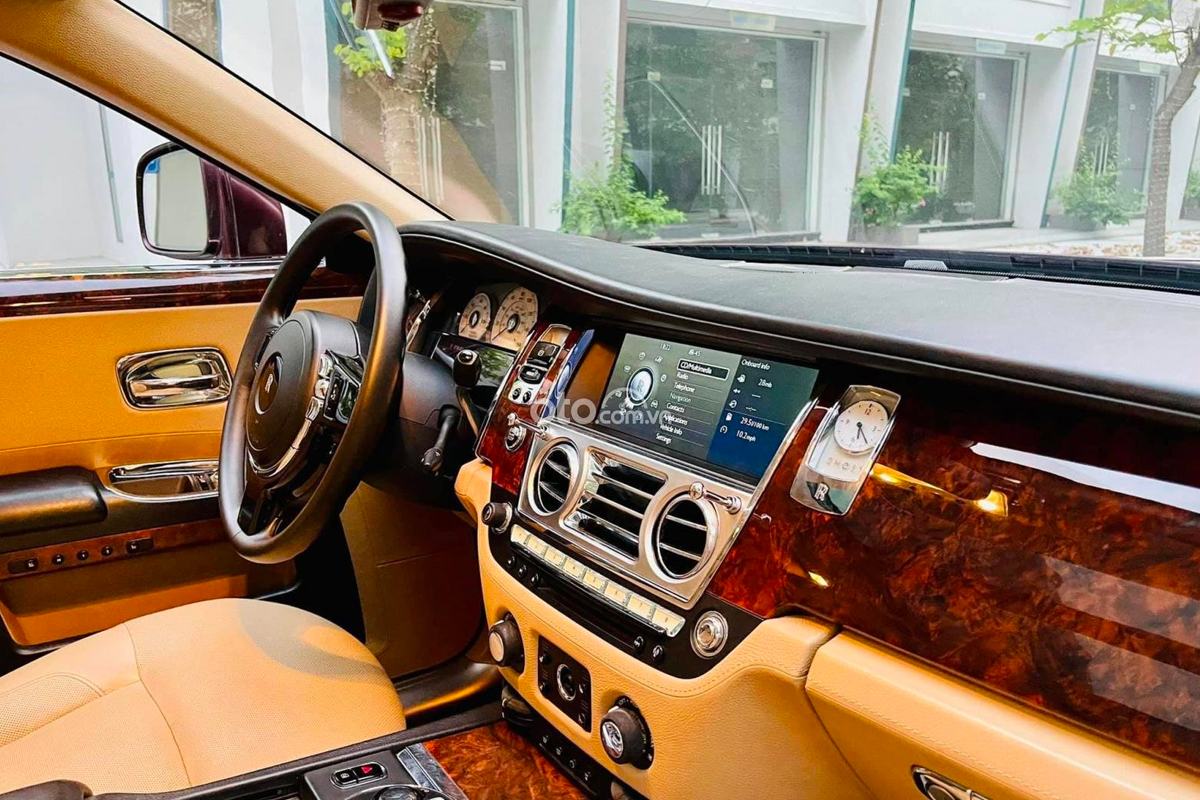 Rolls-Royce Ghost sở hữu khoang nội thất ấn tượng.