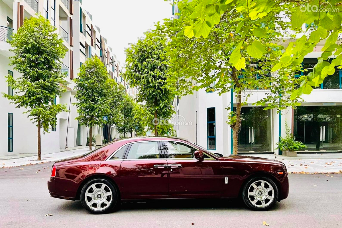 Chi phí đầu tư cho chiếc Rolls-Royce Ghost 2011 biển đẹp này được xem là khá hời
