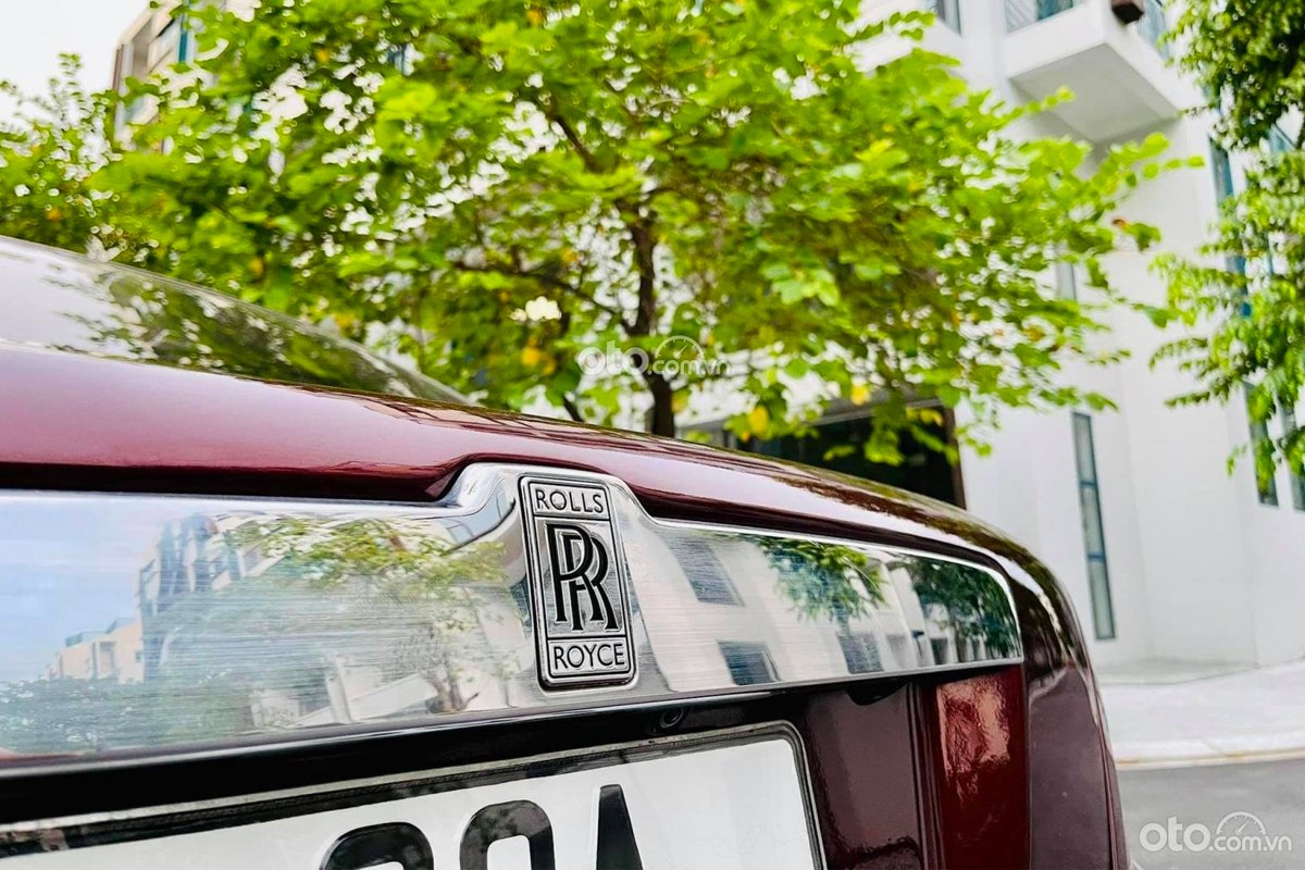 Rolls-Royce Ghost 2011 có logo RR thiết kế cách điệu khá ấn tượng