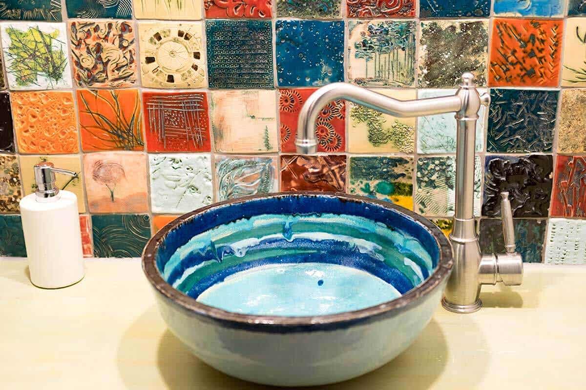 Chậu rửa màu sắc  Màu sắc của chậu rửa Lavabo hài hòa với bức tường gạch màu sắc