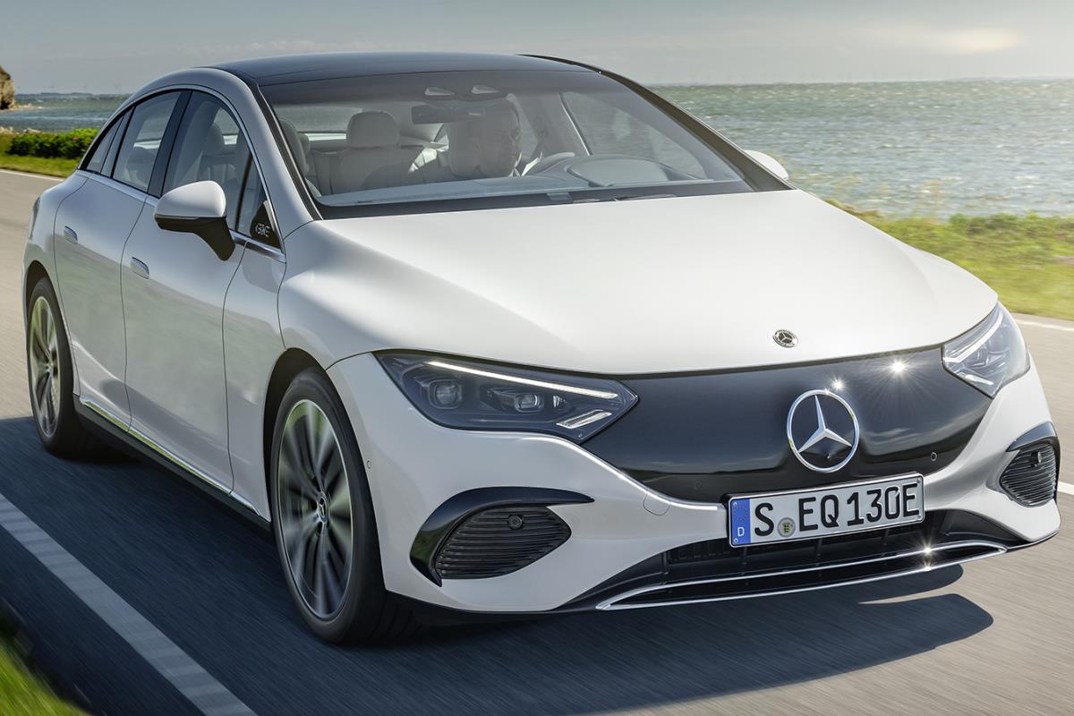 Mercedes-Benz EQE trắng mặt trước 1
