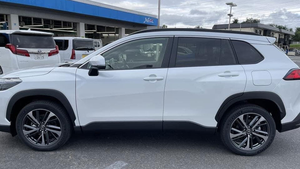 Ảnh thực tế Toyota Corolla Cross 2022 tại đại l&yacute;, nhiều thay đổi v&agrave; th&ecirc;m trang bị a3