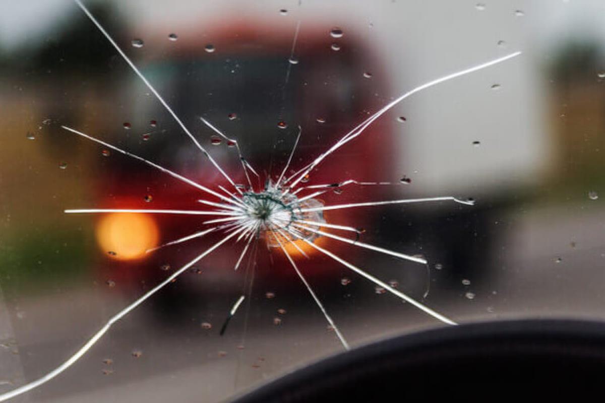 k&iacute;nh chắn gi&oacute; bị rạn nứt