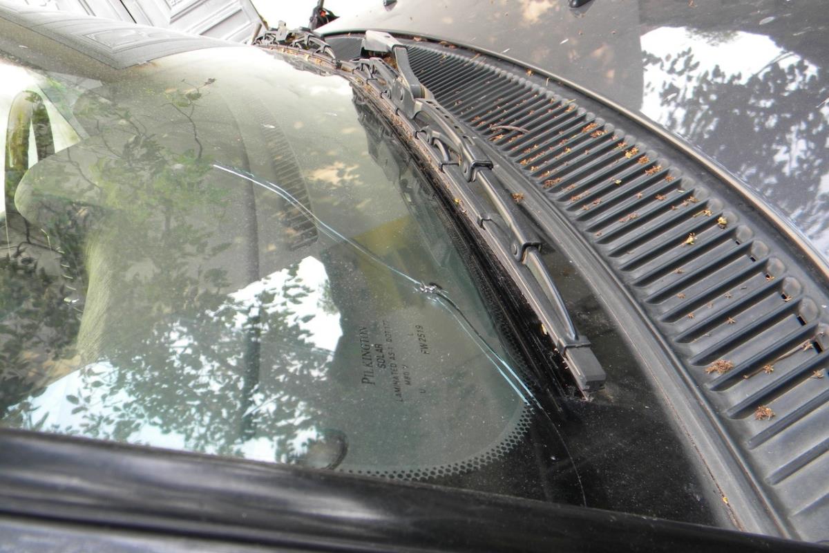 k&iacute;nh chắn gi&oacute; bị rạn nứt