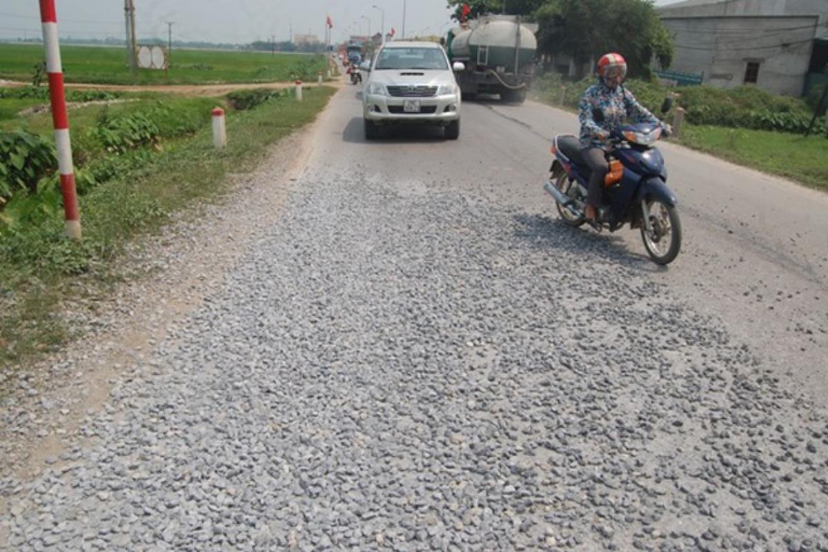 l&aacute;i xe tr&ecirc;n đường sỏi đ&aacute;