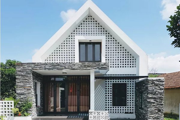 Mặt tiền mẫu nhà cấp 4 có gác lửng 5x16m cực ấn tượng với phần mái chữ A "khổng lồ" và sự kết hợp hài hòa giữa chất liệu đá, gạch thông gió.