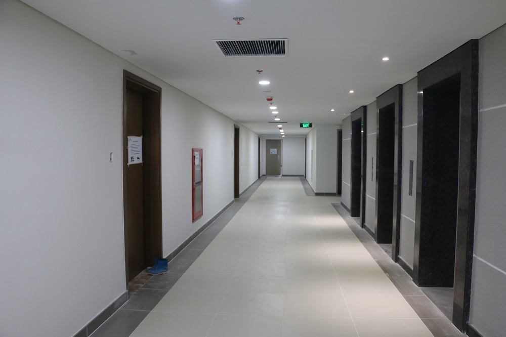 Cửa ch&iacute;nh căn hộ đối diện thang m&aacute;y kh&ocirc;ng tốt về mặt phong thủy nh&agrave; ở.