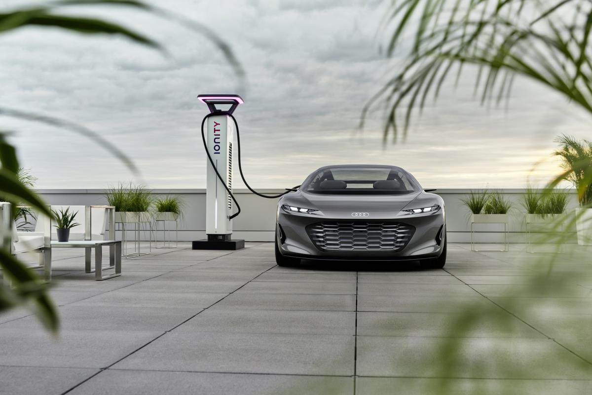 Audi Grand Sphere đang sạc