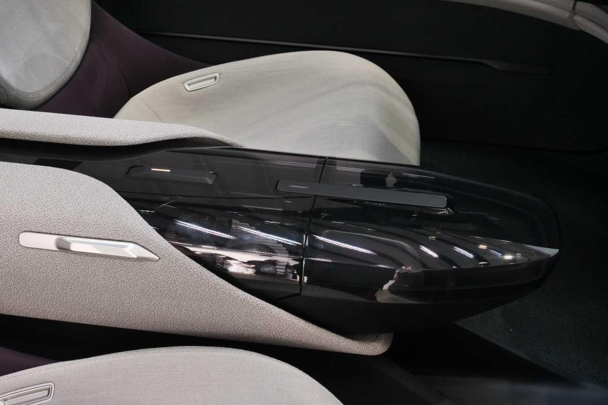 Audi Grandsphere Concept tựa tay 1