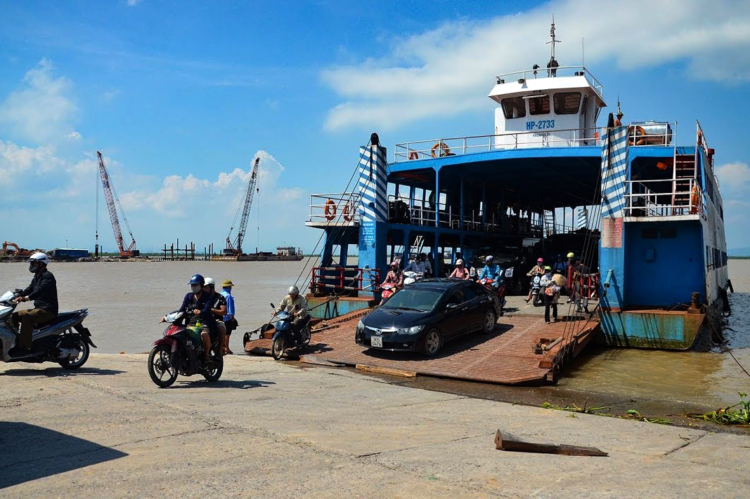 Khi lên xuống phà.