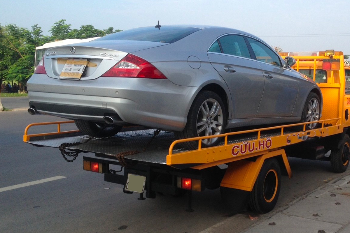 Trường hợp thực sự cần thiết, một số chủ xe c&oacute; thể linh hoạt chọn giải ph&aacute;p chuyển xe về tỉnh l&acirc;n cận kh&ocirc;ng gi&atilde;n c&aacute;ch x&atilde; hội bằng xe cứu hộ.