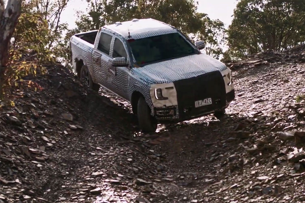 Ford Ranger với địa h&igrave;nh sỏi đ&aacute;.