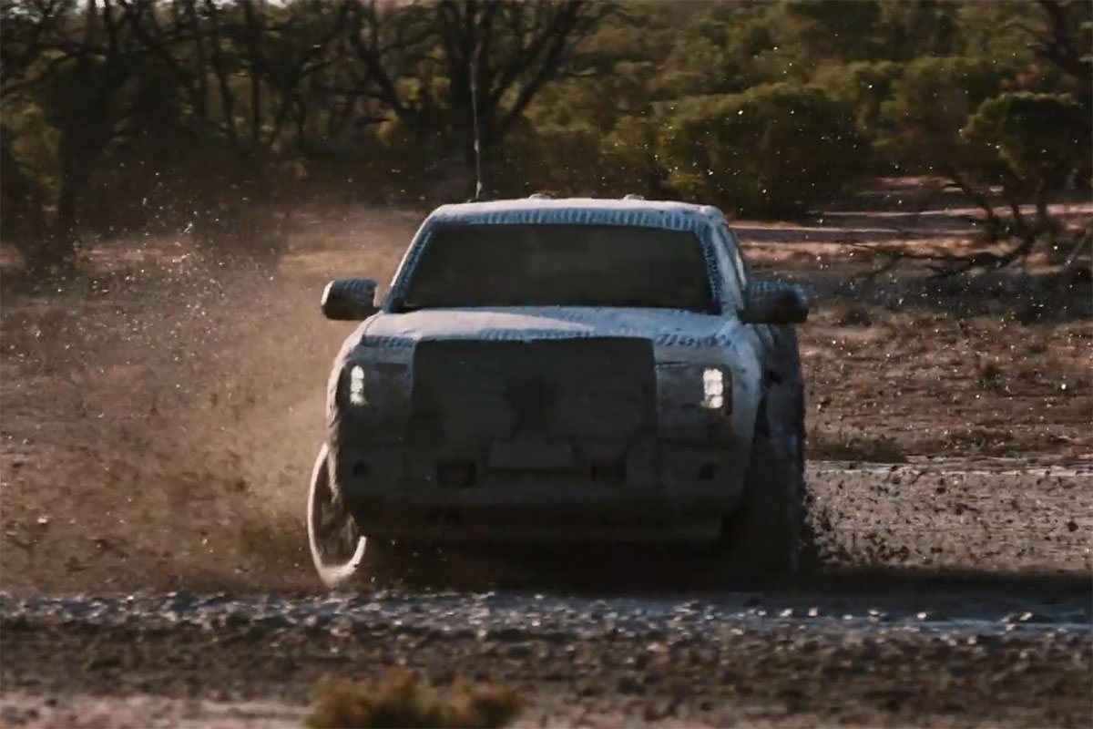 Ford Ranger với địa h&igrave;nh b&ugrave;n lầy.