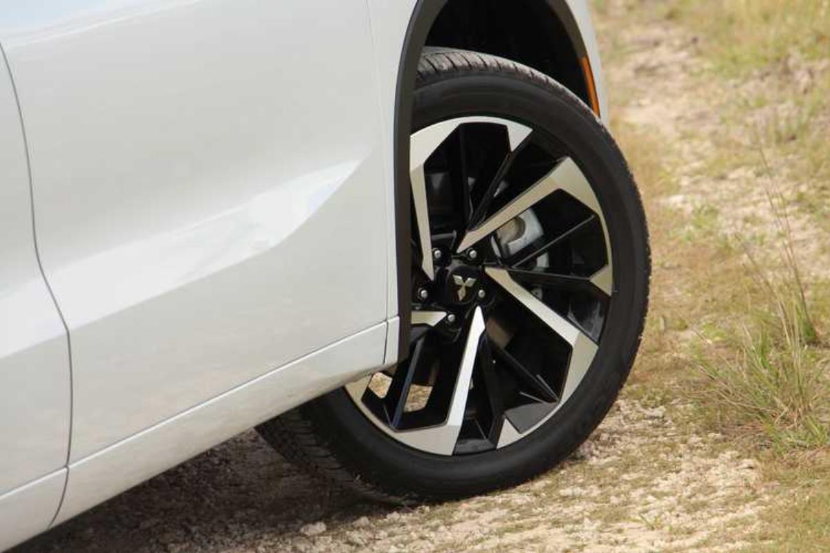 Mitsubishi Outlander 2022 bánh xe 1
