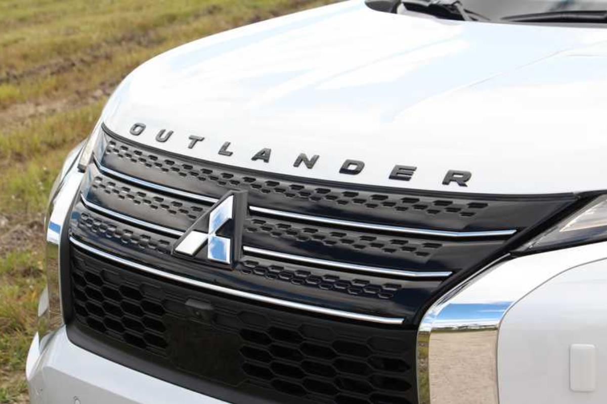 Mitsubishi Outlander 2022 lưới tản nhiệt 1